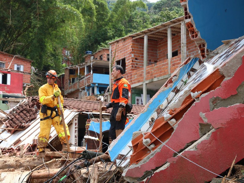 Casas destruídas em deslizamentos na Barra do Sahy, em São Sebastião, após tempestades no litoral norte de São Paulo.
