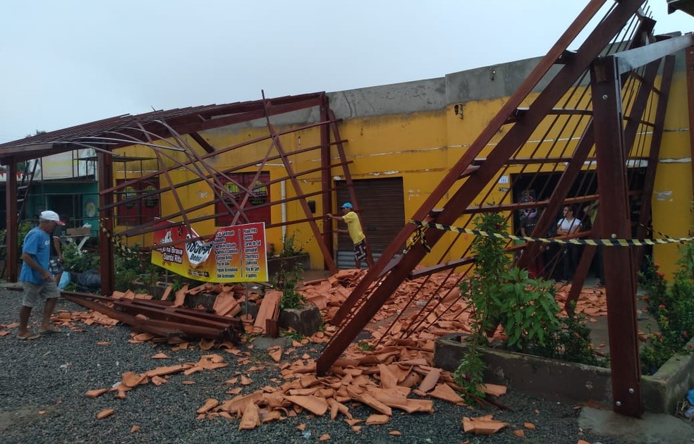 Varanda ficou destruÃ­da apÃ³s o teto desabar â Foto: Carolina Sanches / TV Gazeta