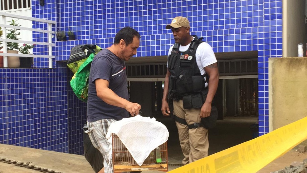Homem retira pertences pessoais de casa na comunidade da Muzema, na Zona Oeste do Rio — Foto: Fernanda Rouvenat/ G1