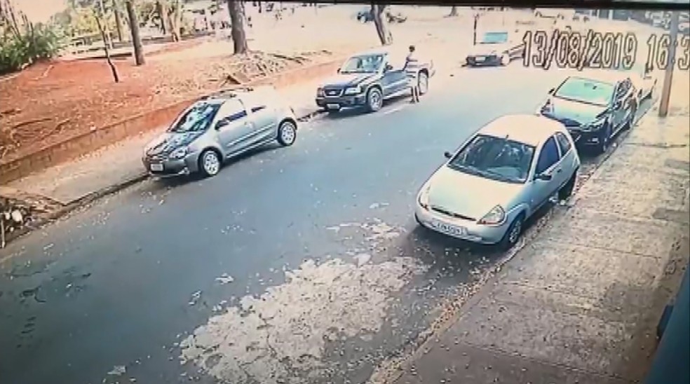 Ladro leva 24 segundos para furtar caminhonete em Ribeiro Preto (SP)  Foto: Cmera de segurana/Reproduo