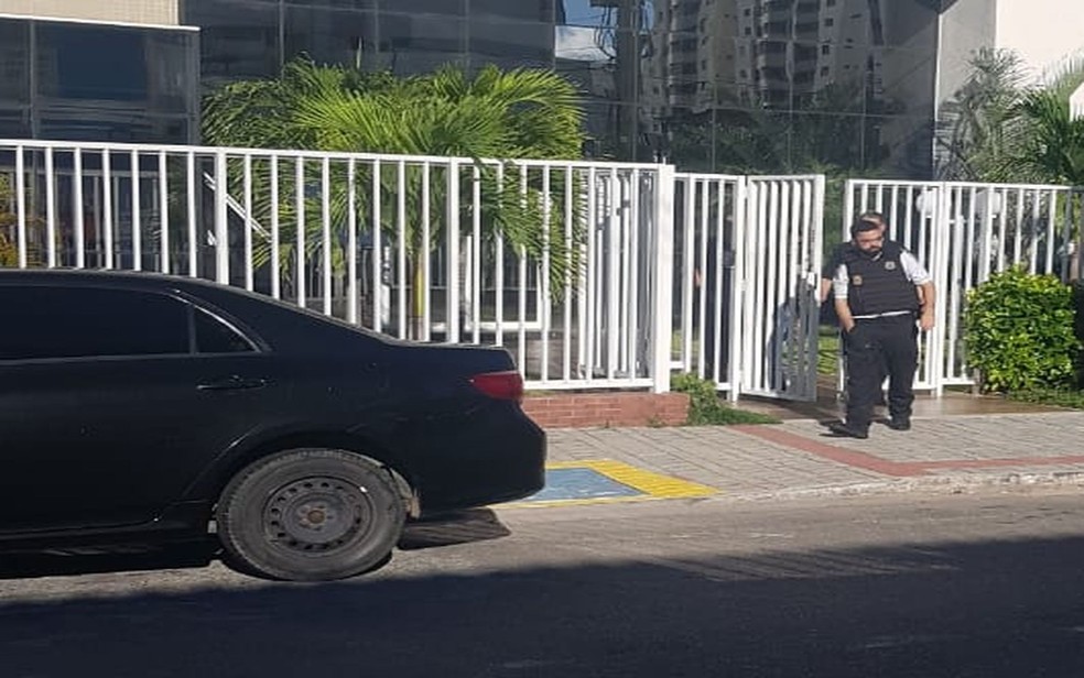 Polícia Federal em condomínio de Aracaju nesta quinta-feira (16) — Foto: Kedma Ferr/TV Sergipe