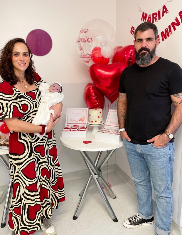 Letícia Cazarré e Juliano Cazarré comemoram no hospital um mês da filha Maria Guilhermina  (Foto: Reprodução/Instagram)