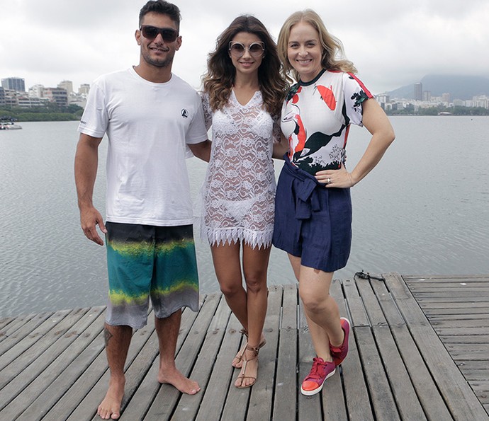 Vice-campeão brasileiro de wakeboard, Felipe Miyamoto posa com Paula Fernandes e Angélica (Foto: Inácio Moraes/Gshow)