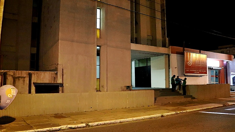 VÃ­tima estava trabalhando em prÃ©dio quando sofreu descarga elÃ©trica (Foto: Kairo Amaral/TV Clube)