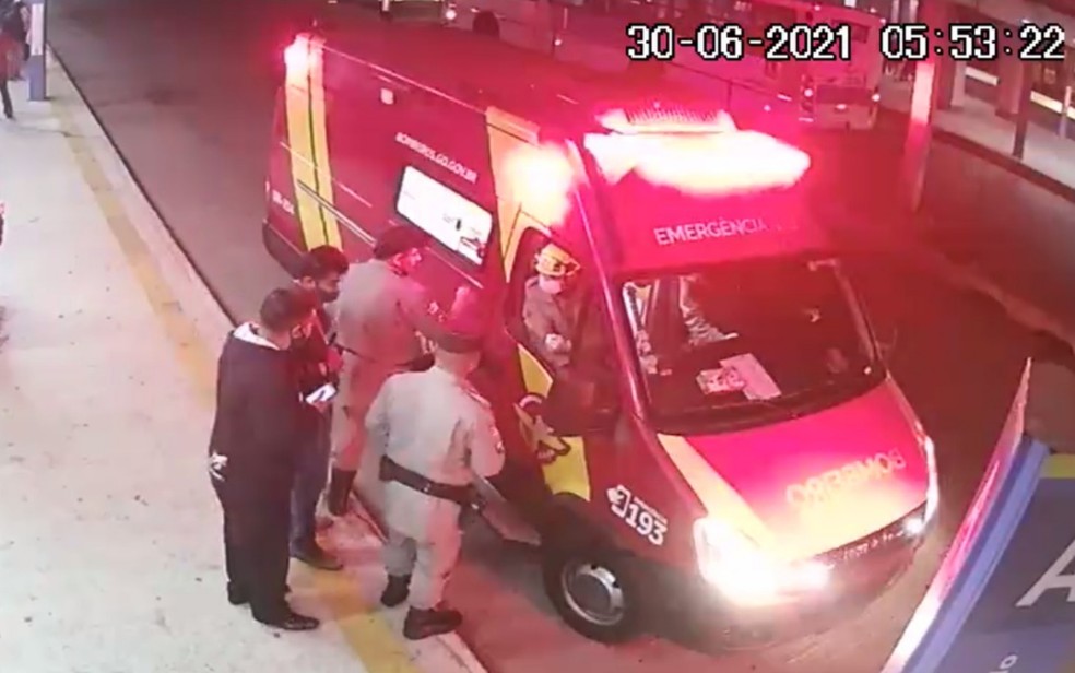 Mulher atacada dentro de ônibus é levada para unidade de saúde pelos bombeiros — Foto: Reprodução/TV Anhanguera