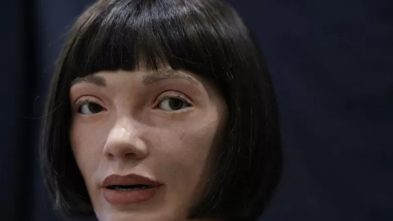 Robôs ganha cada vez mais traços humanos como o Ai-Da, um humanoide que sabe pintar (Foto: Getty Images via BBC News)