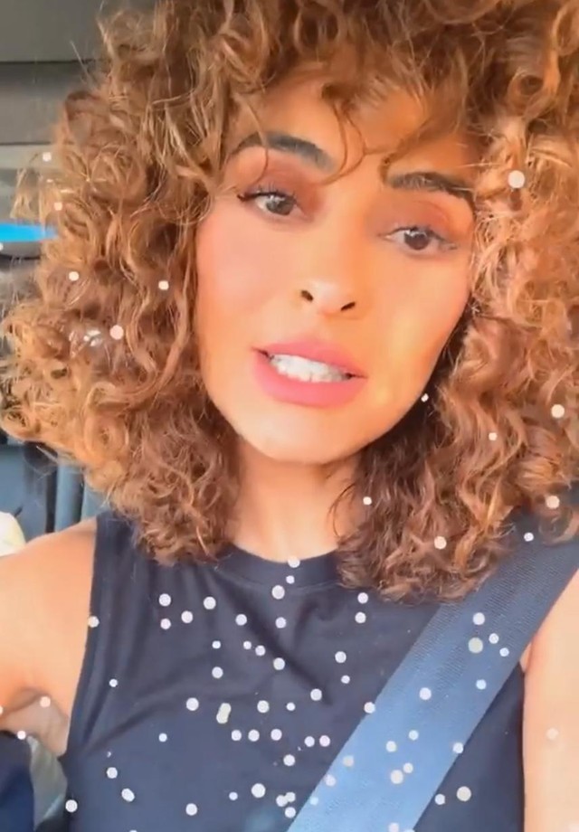 Juliana Paes aproveita tempo livre em carro para brincar com filtros do Instagram (Foto: Reprodução/Instagram )