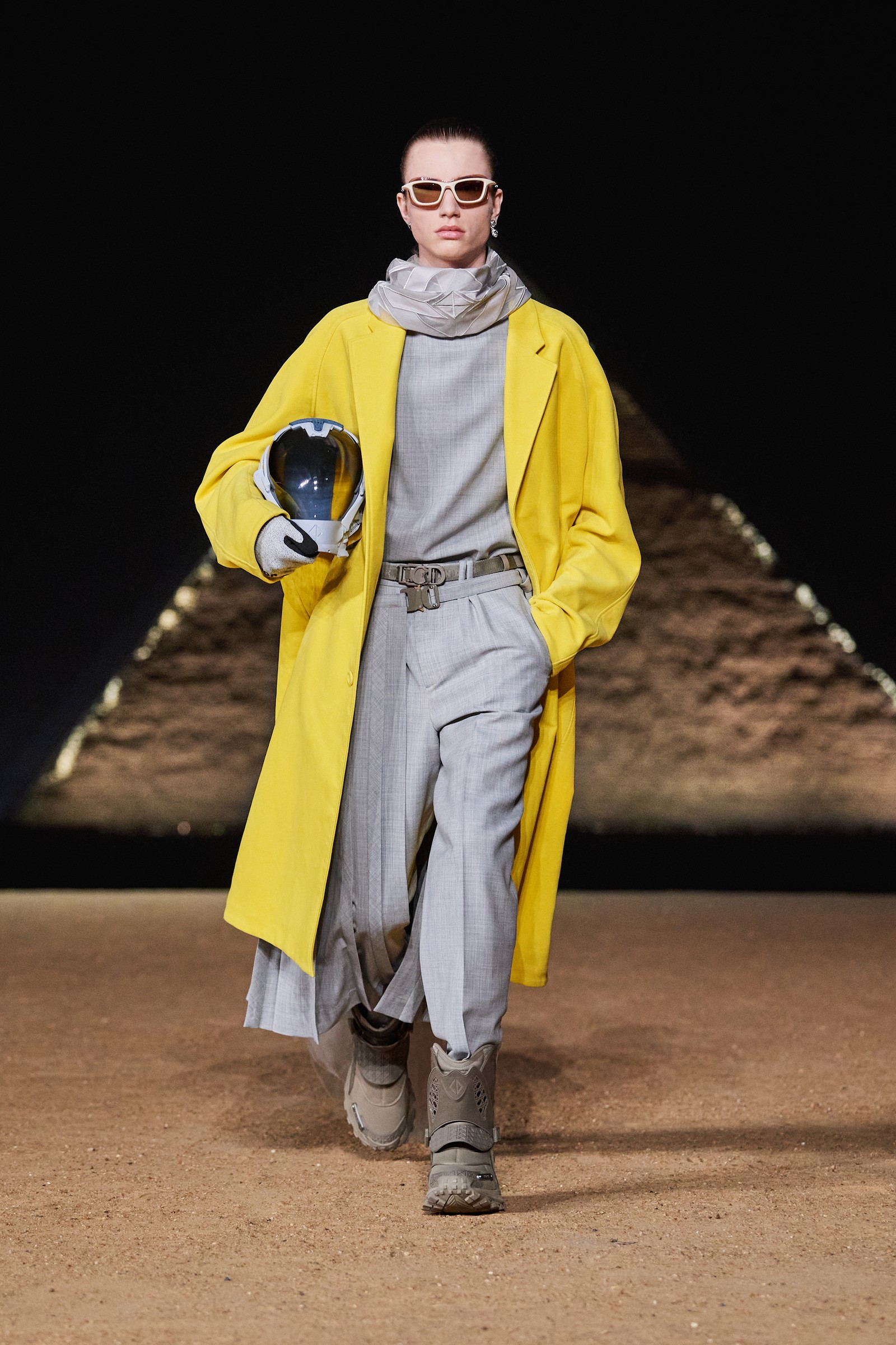 União de itens amarelos com capacete espacial integrou desfile Dior