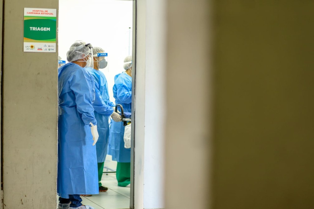 Enfermeiros, técnicos de enfermagem e médicos em atendimento no Hospital de Campanha Estadual, no Ginásio Verdão, em Teresina — Foto: Divulgação/Sesapi