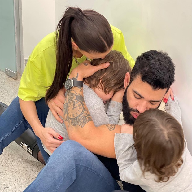 Gusttavo Lima recebe carinho da mulher, Andressa Suita, e dos filhos, Gabriel e Samuel (Foto: Reprodução / Instagram)