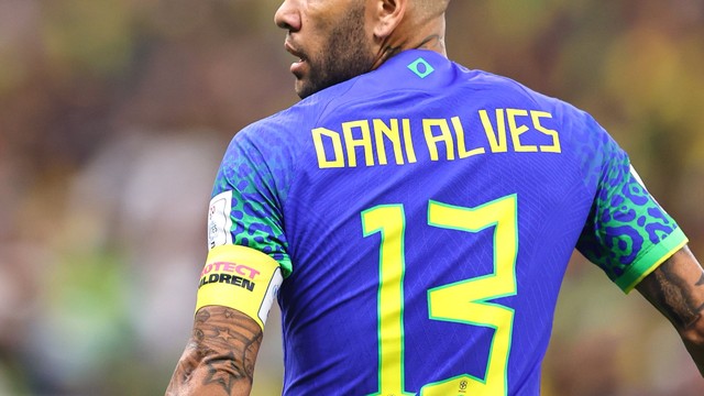 Daniel Alves em Camarões x Brasil