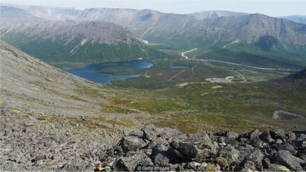 Poço está localizado numa área inabitada no norte da Península de Kola, na Rússia (Foto: Getty Images/BBC)