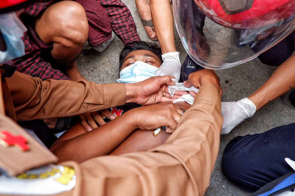 Homem é ferido em protesto contra o golpe militar de Mianmar, em Mandalay, em foto de 20 de fevereiro de 2021 — Foto: Reuters/Stringer