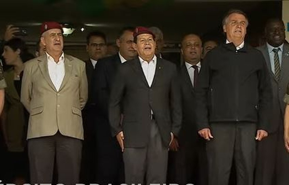 O presidente Bolsonaro e o vice Mourão cantando o hino da Brigada — Foto: Reprodução/Redes sociais