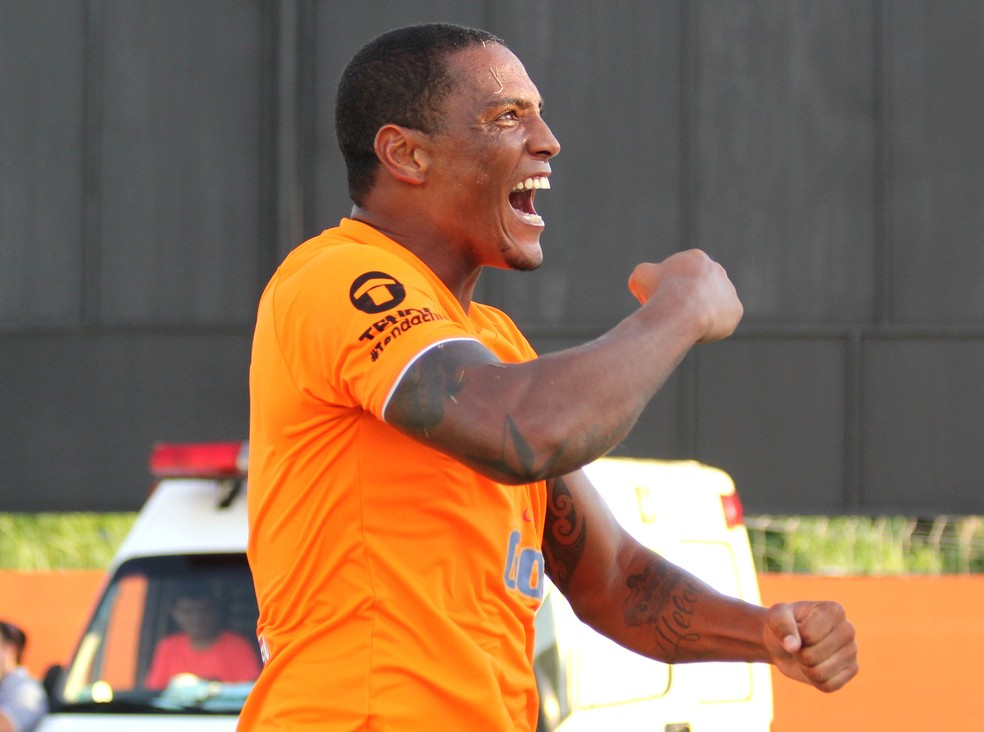 Vice-artilheiro no Carioca do ano passado, Adriano é a esperança de gols do Nova Iguaçu no Estadual (Foto: Bernardo Gleizer/NIFC)