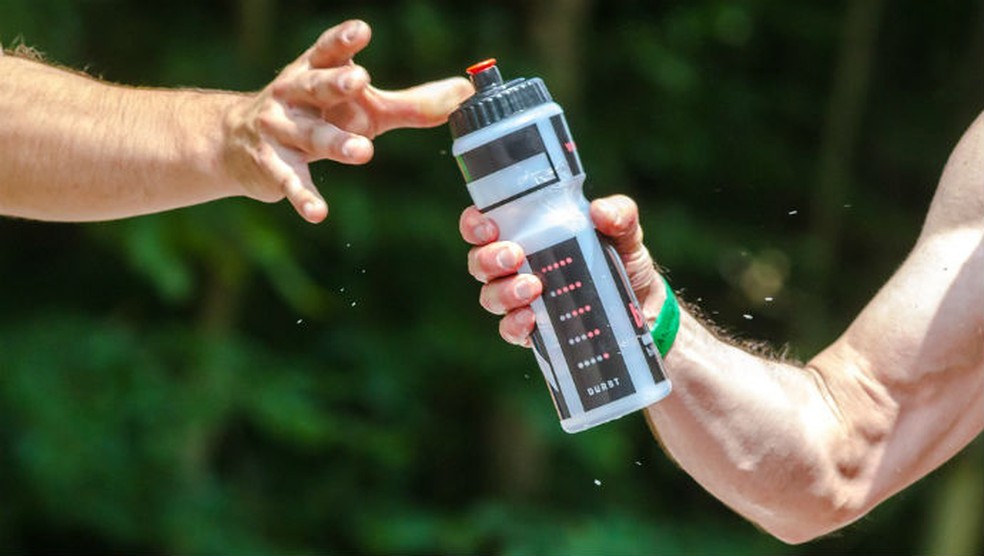 Reforce a hidratação ao praticar atividades físicas após consumir álcool — Foto: Divulgação