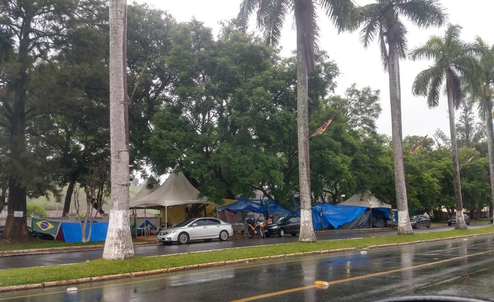 Bolsonaristas seguem acampados em frente à sede do Exército em Itajubá (MG) — Foto: Redes sociais 