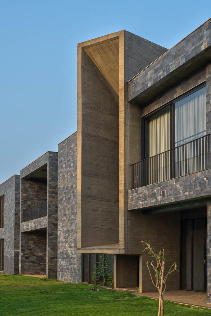 FACHADA | Enquanto o concreto traz um ar mais brutalista para a construção, o aço equilibra na medida ideal trazendo leveza (Foto: Fabien Charuau / Divulgação)