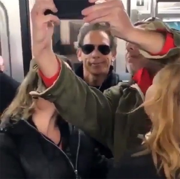 Ben Stiller e fãs no metrô (Foto: Instagram)