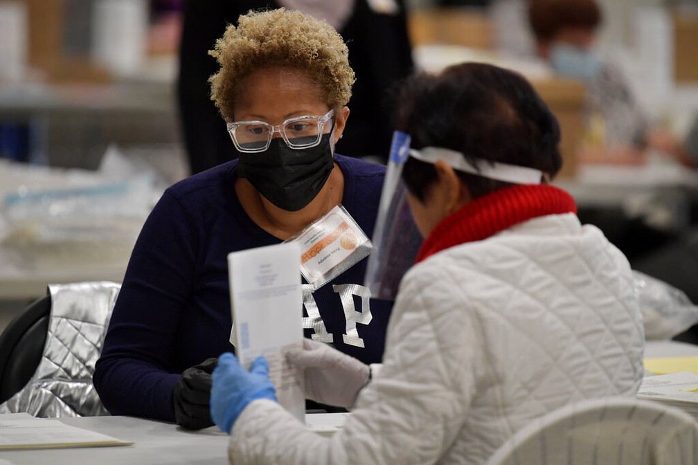 Funcionários da autoridade eleitoral do condado de Cobb, na Geórgia, fazem auditoria dos votos na segunda-feira (16) para a recontagem das eleições presidenciais dos EUA — Foto: Mike Stewart/AP Photo