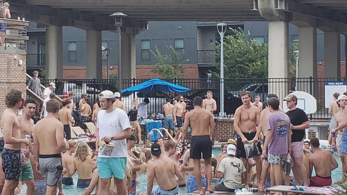 Centenas de estudantes universitários da Carolina do Sul são autuados por realização de grande festa na piscina (Foto: Reprodução/ WLTX)