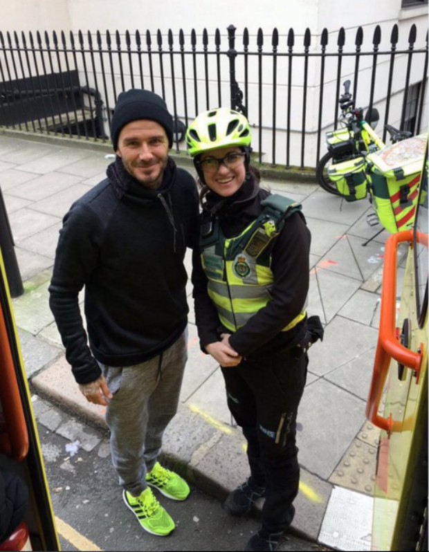 David Beckham entrega bebidas quentes para paramédico e paciente em rua de Londres (Foto: Reprodução/Instagram)