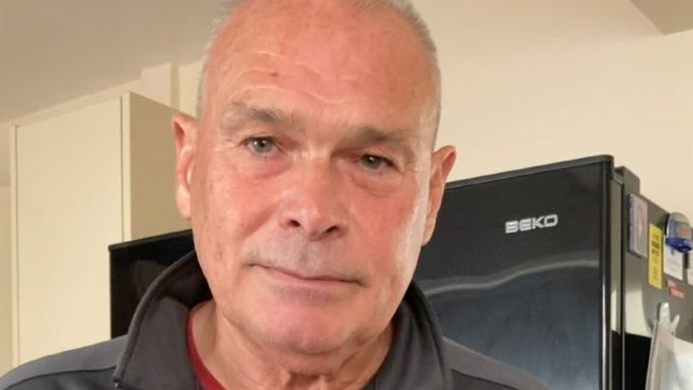 Wallace Lee acreditava estar ficando surdo até descobrir uma obstrução inusitada no ouvido — Foto: BBC