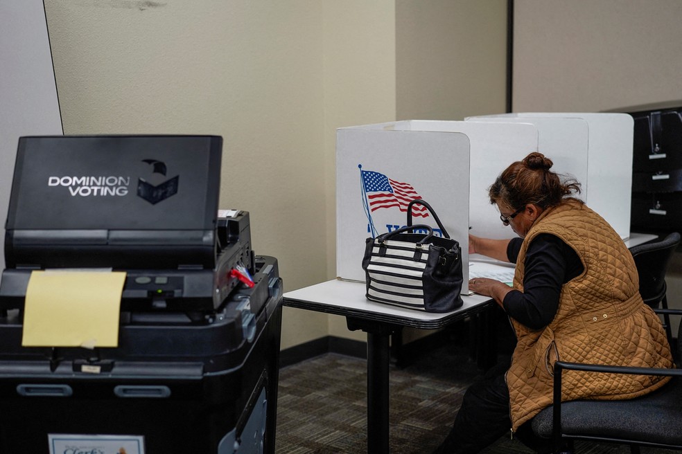 EUA: Mulher vota durante a votação eleições de meio de mandato (midterm elections) em Las Cruces, no Novo México — Foto: REUTERS/Paul Ratje/File Photo