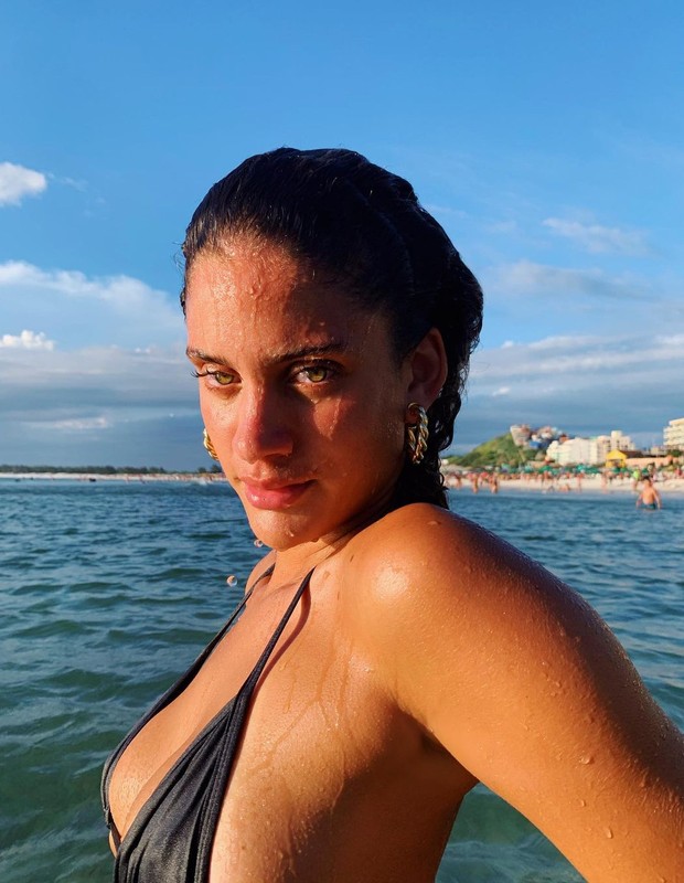 Laura Fernandez na praia (Foto: Reprodução/Instagram)