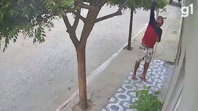 Vídeo mostra homem furtando fio de internet em Santa Cruz do Capibaribe