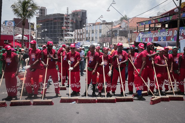 Lavagem no Circuito Barra-Ondina logo apos a passagem do Arrastao encerrando o carnaval de Salvador - BA (Foto: Lavagem no Circuito Barra-Ondina logo apos a passagem do Arrastao encerrando o carnaval de Salvador - BA)