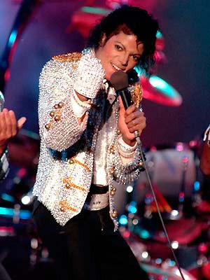 Michael Jackson durante apresentação ao lado dos irmãos no Dodger Stadium, em Los Angeles, em 3 de dezembro de 1984 (Foto: AP)