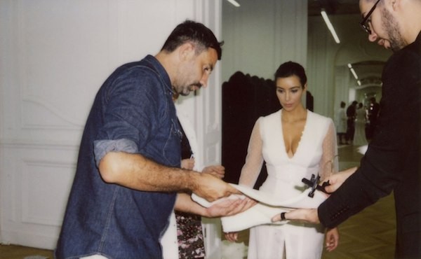 Uma foto dos bastidores do casamento de Kim Kardashian e Kanye West (Foto: Reprodução)