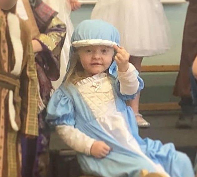 Daisy (retratada aos quatro anos, em 2018) ergueu o dedo médio durante apresentação da escola  (Foto: Reprodução: Daily Mail )