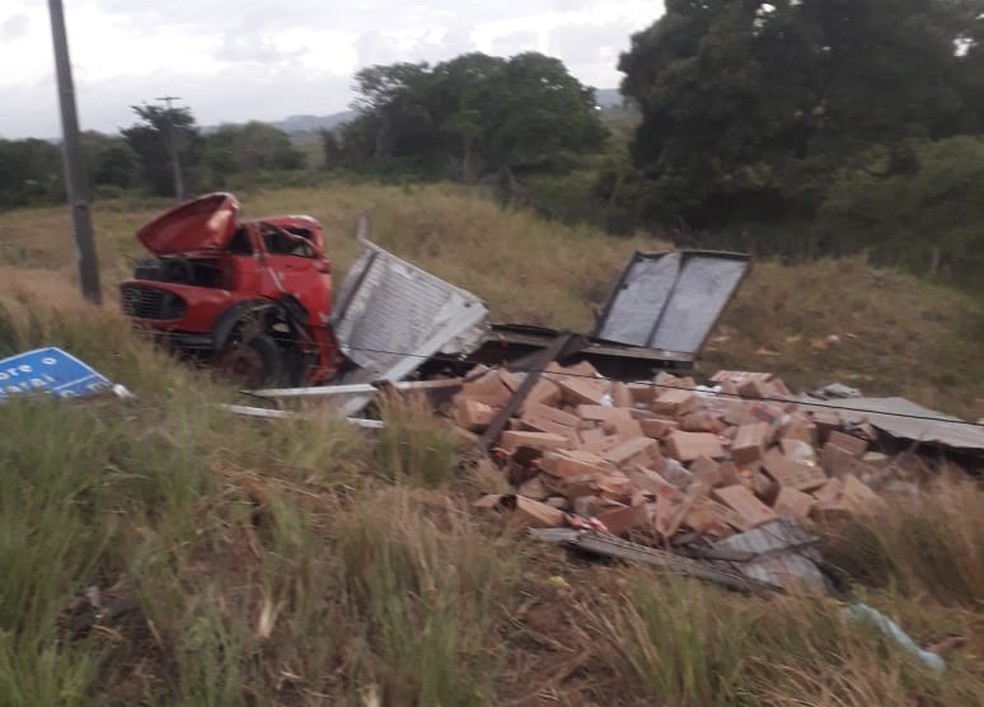 Caminhão capotou na BR-101, na Grande Natal — Foto: Redes sociais