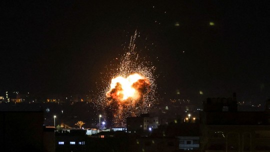 Israel ataca alvos em Gaza após incursão violenta na Cisjordânia