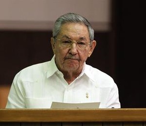 Raúl Castro durante discurso em congresso do Partido Comunista (Foto: Agência EFE)