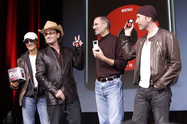 U2 ganhou uma edição especial do iPod, em 2014; 10 anos depois, eles disponibilizaram gratuitamente (e forçado) um álbum a todos os usuários de iPhone (Foto: Getty Images)