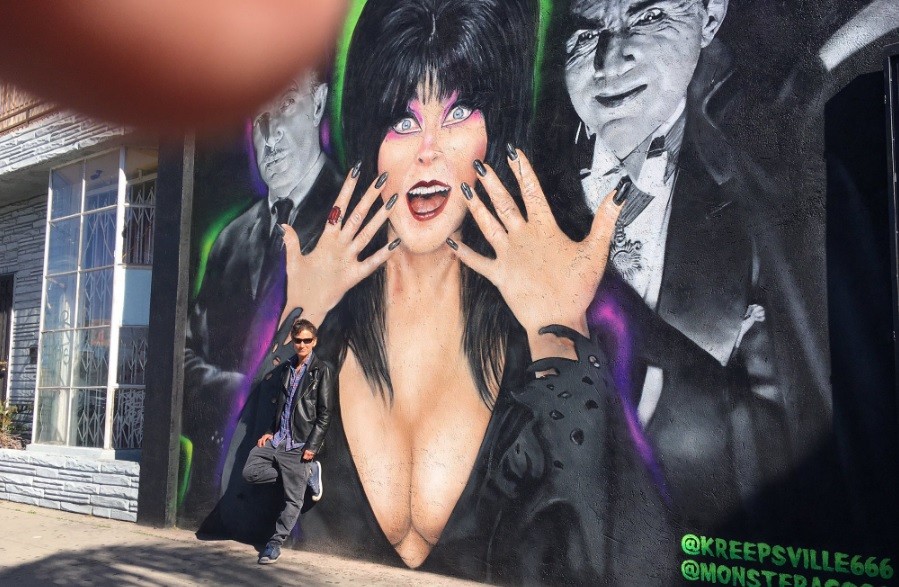 Elvira ganha mural e atriz brinca: 