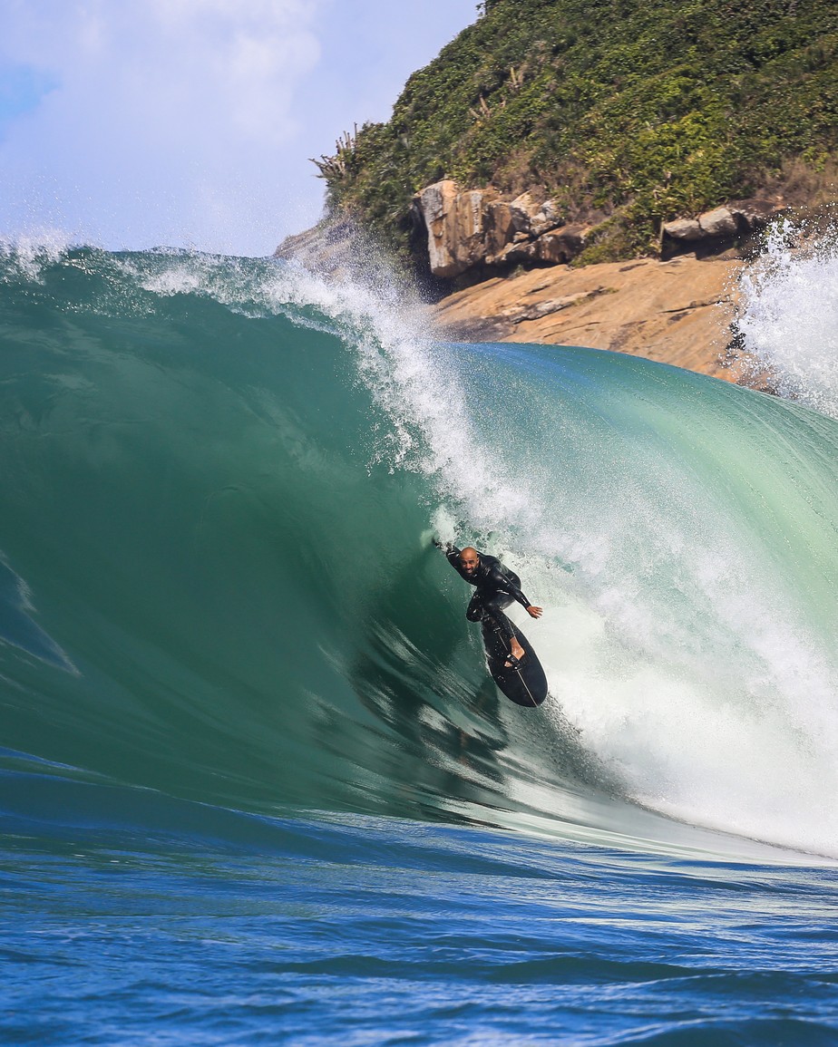 Surfista pega onda perfeita na Ilha Mãe, em Itaipu