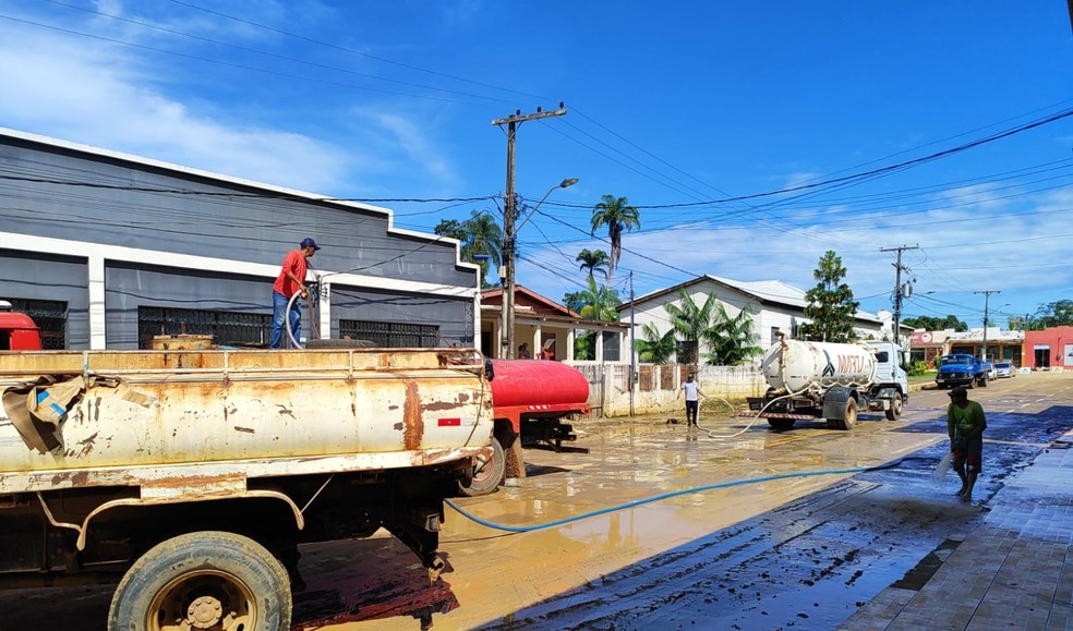 Equipes da prefeitura seguem com serviços de limpeza e retirada de entulho das casas e ruas — Foto: Arquivo/Defesa Civil de Brasiléia