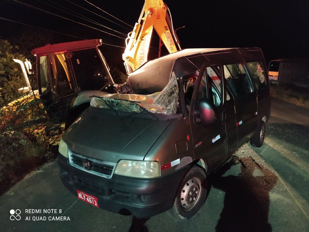 Van tentou ultrapassar a retroescavadeira, mas acabou provocando acidente na AL-220 — Foto: BPRv