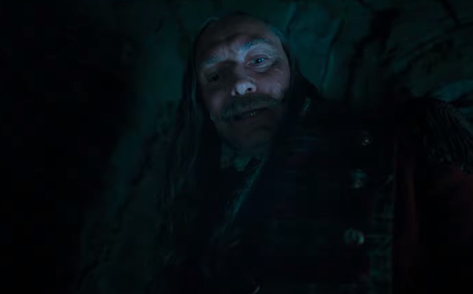 Jude Law surge irreconhecível como Capitão Gancho em 'Peter Pan & Wendy'