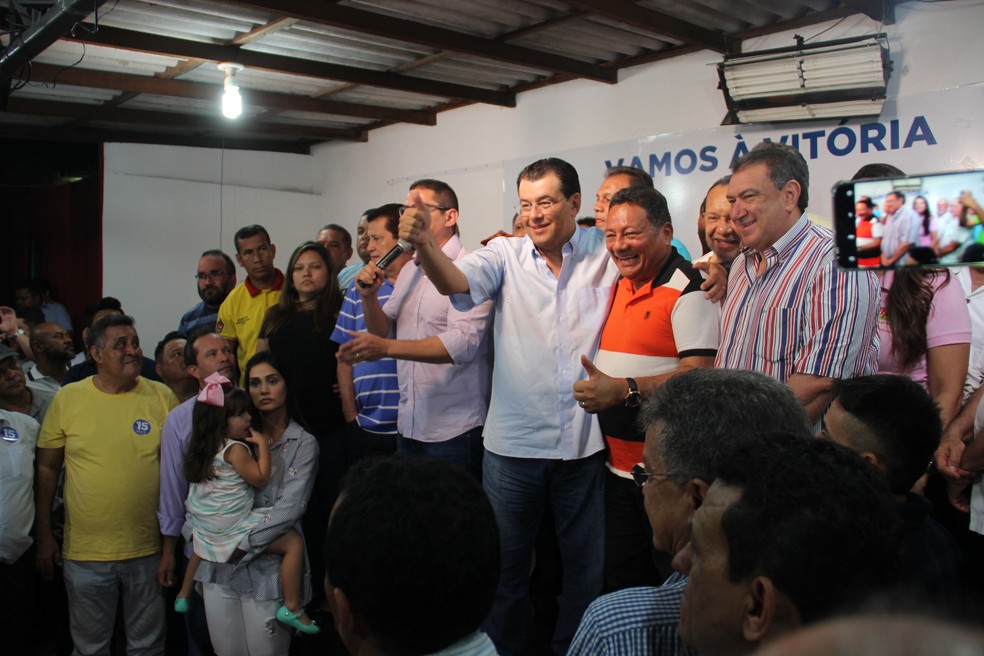 Eduardo Braga comemora chegada ao segundo turno no comitê (Foto: Marcos Dantas)