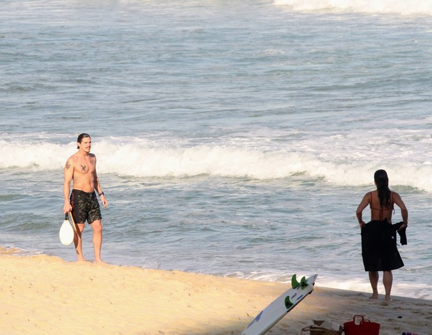 Romulo Arantes Neto e Mari Saad jogam frescobol em praia carioca (Foto: Daniel Delmiro/AgNews)