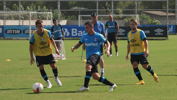 Primeiro treino de Cristian tem papo com Felipão, desarmes e assistência