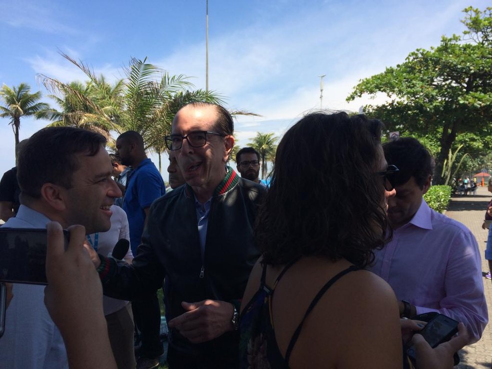 Médicos estiveram na casa de Bolsonaro na manhã desta quarta — Foto: Alba Valéria Mendonça / G1