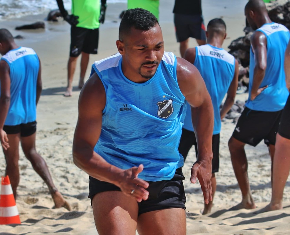 Dandan em treino do ABC na praia de Jenipabu — Foto: Luciano Marcos/ABC