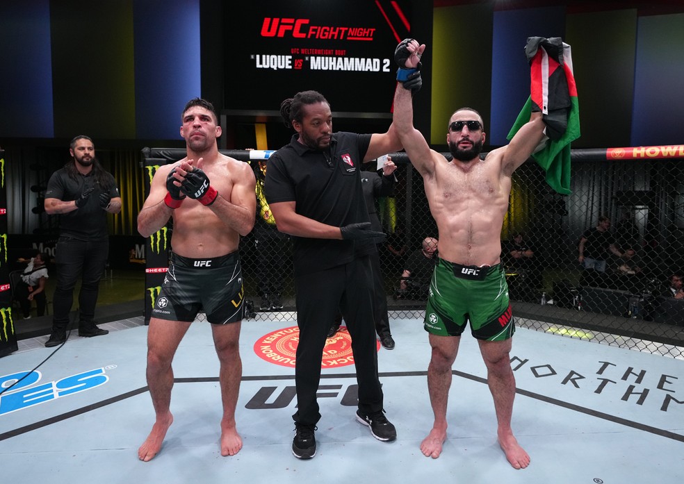 Belal Muhammad festeja a vitória sobre Vicente Luque no UFC — Foto: Getty Images