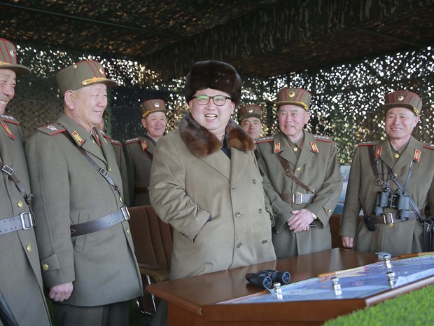 O ditador da Coreia do Norte, Kim Jong-un, supervisiona um treinamento militar em um local não identificado  (Foto: KCNA/Reuters)